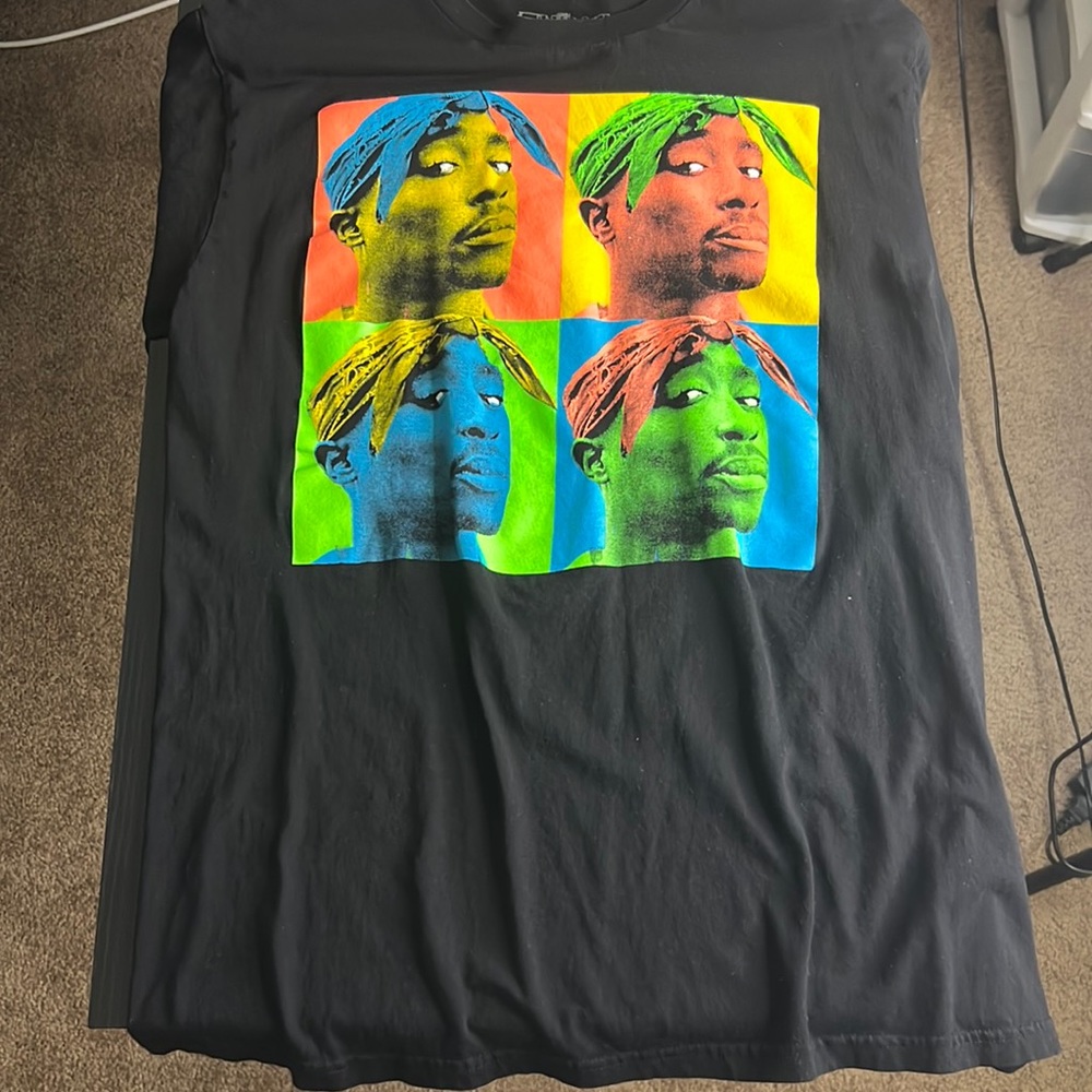 Tupac art gallery tee